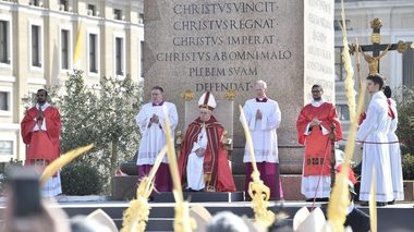 Un român în port popular a citit „Rugăciunea universală” la slujba de Florii ţinută de Papa Francisc la Vatican - VIDEO