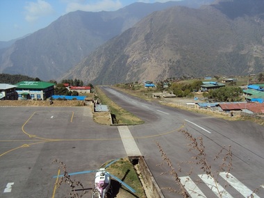 Nepal: Un avion a lovit un elicopter care staţiona pe aeroportul Tenzing Hillary,  trei oameni pierzându-şi viaţa - VIDEO

