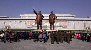 Nord-coreenii îi aduc un omagiu, de Ziua Soarelui, la Phenian, lui Kim Il Sung