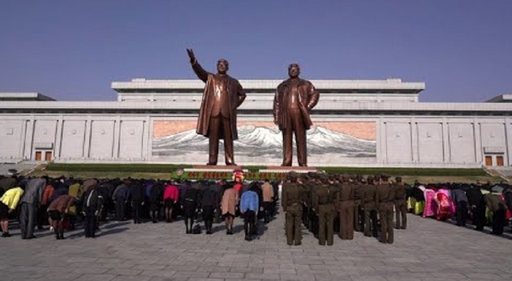 Nord-coreenii îi aduc un omagiu, de Ziua Soarelui, la Phenian, lui Kim Il Sung