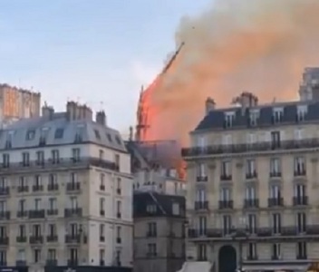 Incendiu la Notre Dame: O turlă a catedralei s-a prăbuşit / Autorităţile au anunţat că nu există victime
