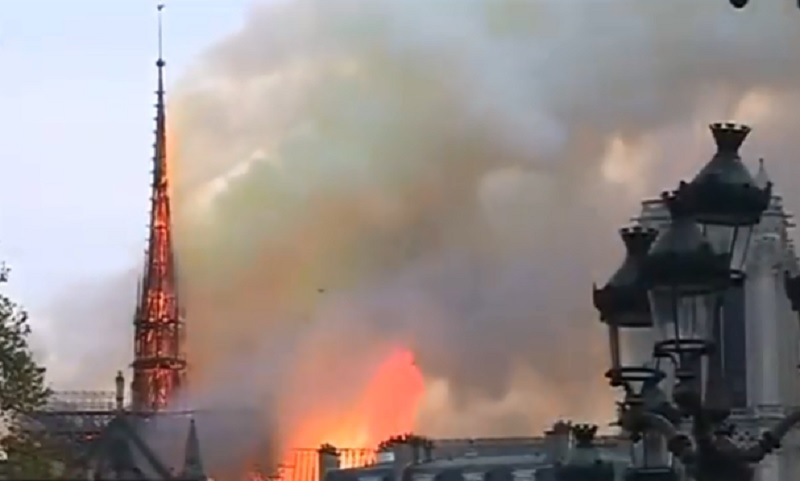 Incendiul de la Catedrala Notre Dame: Pompierii încearcă să prevină prăbuşirea turnului nordic al catedralei şi să salveze lucrările de artă /În  Bisericile din Franţa bat clopotele în semn de solidaritate

