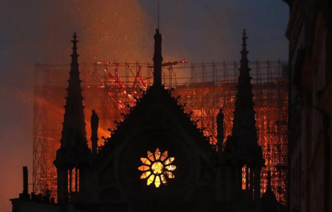 Notre Dame de Paris, desfigurată, dar în picioare în continuare, va fi ”reconstruită”, promite Macron