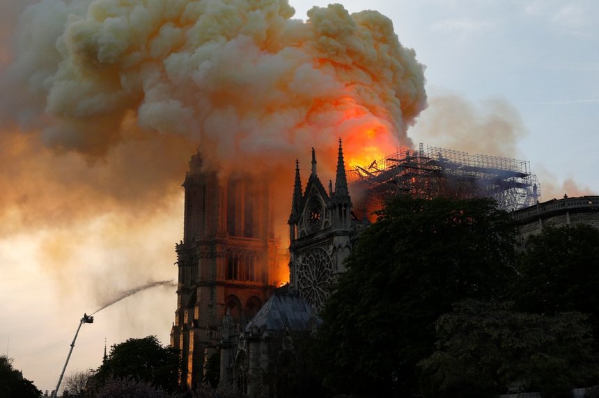 Partidele din Franţa îşi suspendă campaniile pentru alegerile europarlamentare în urma incendiului de la Notre Dame