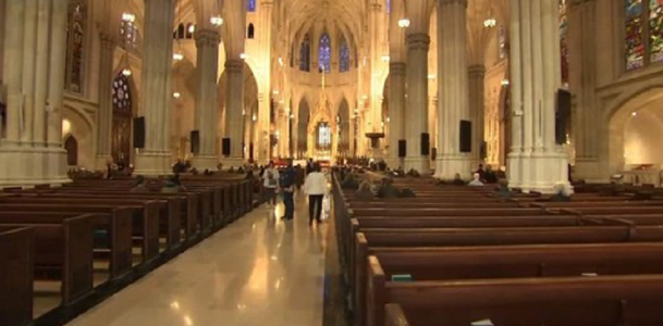 Bărbat arestat la Catedrala Saint-Patrick din New York cu bidoane de benzină şi brichete asupra sa