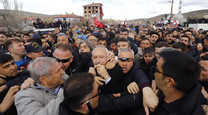 Liderul principalului partid de opoziţie din Turcia a fost atacat de mai mulţi bărbaţi la înmormântarea unui soldat - VIDEO