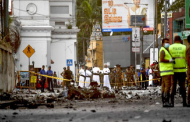 Poliţia din Sri Lanka l-a reţinut pe tatăl a doi dintre autorii atacurilor de Paşte pentru că şi-ar fi ajutat fiii să coordoneze atacurile / Unul dintre ei fusese anterior arestat şi apoi eliberat

