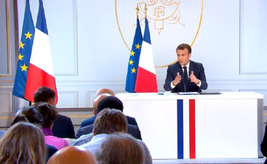 Macron se apără în faţa francezilor că ar fi urmat un ”drum greşit” şi îşi multiplică anunţurile fiscale şi instituţionale după marea dezbatere şi criza ”vestelor galbene”