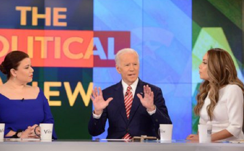 Joe Biden răspunde unor ironii ale lui Donald Trump pe tema vârstei sale şi se apără cu privire la gesturi faţă de femei