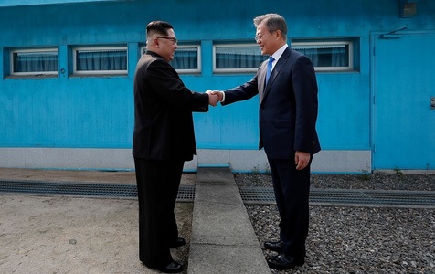 Phenianul avertizează cu privire la ”pericole tot mai mari de război” şi boicotează marcarea unui an de la summitul Kim-Moon