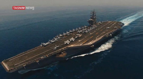 O dronă aparţinând Gardienilor Revoluţiei survolează un portavion american la Golful Persic