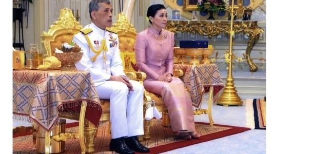 Regele Thailandei s-a căsătorit cu şefa adjunctă a echipei sale de securitate - VIDEO

