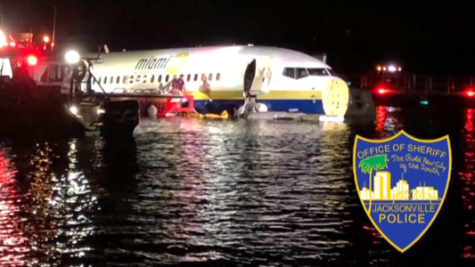 Un Boeing 737 a ratat aterizarea, ajungând în râul St. Johns din Florida. 21 de oameni, răniţi