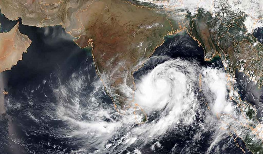 Cel mai puternic ciclon care a lovit India în ultimii cinci ani a ucis cel puţin 12 oameni înainte de a ajunge în Bangladesh