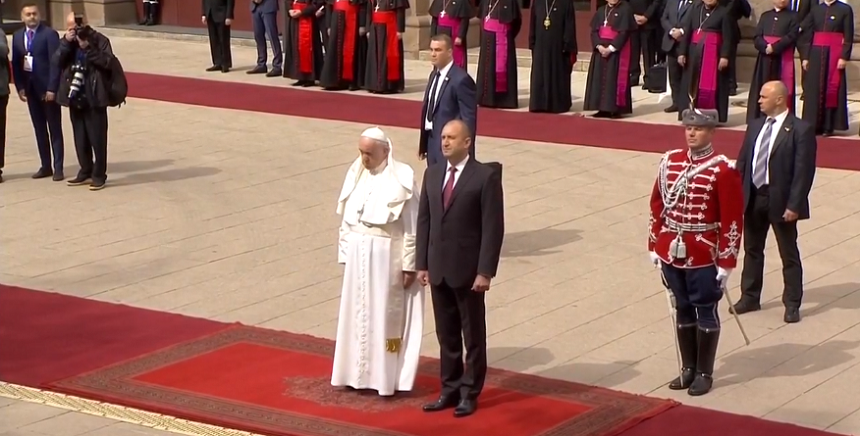 Papa Francisc a început duminică o vizită de trei zile în Bulgaria şi Macedonia de Nord