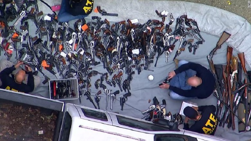 SUA: Peste 1.000 de arme confiscate într-un cartier rezidenţial din Los Angeles

