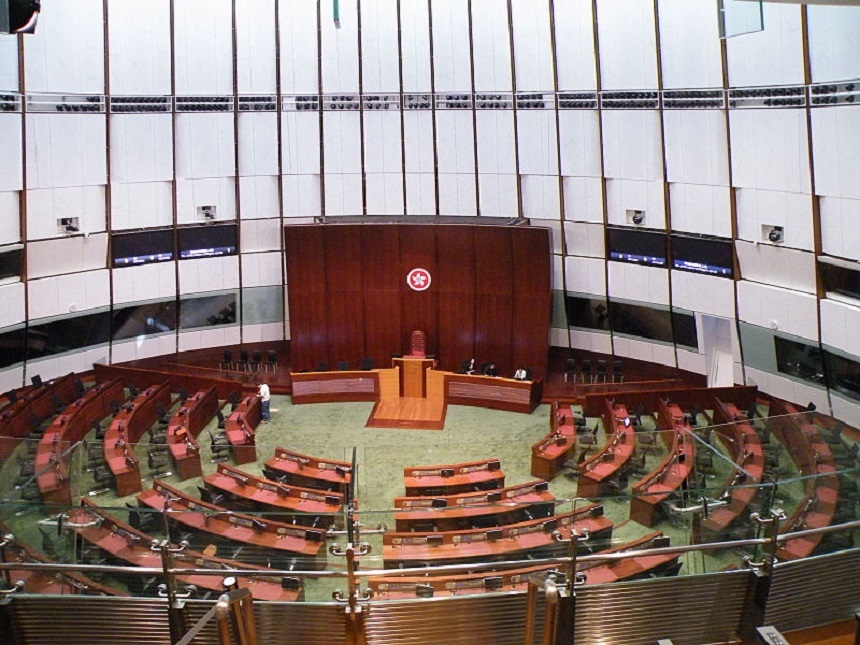 Violenţe în parlamentul din Hong Kong pe fondul dezbaterii unei legi privind extrădarea în China. Un parlamentar a fost luat pe targă - VIDEO

