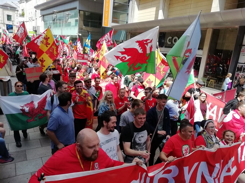 Mii de persoane au mărşăluit la Cardiff cerând independenţa Ţării Galilor

