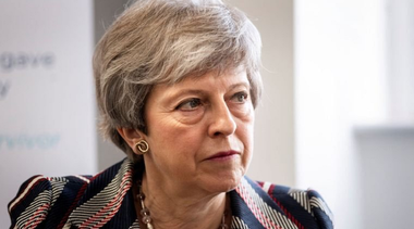 May nu va semna un acord vamal permanent, în urma unor presiunidin partea Partidului Conservator; ”Ne veţi face partidul ţăndări”, o avertizează într-o scrisoare 13 foşti membri ai Guvernului şi Graham Brady preşedintele Comitetului 1922