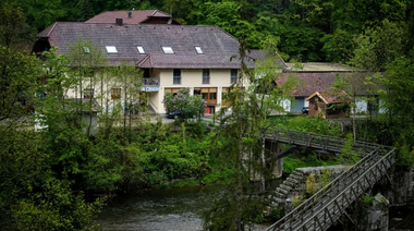Cinci decese misterioase în Germania, trei cu arbaleta; victimele erau fascinate de arme medievale şi ezoterism