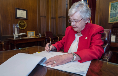 Guvernatoarea din Alabama Kay Ivey promulgă cea mai strictă lege împotriva avortului din SUA