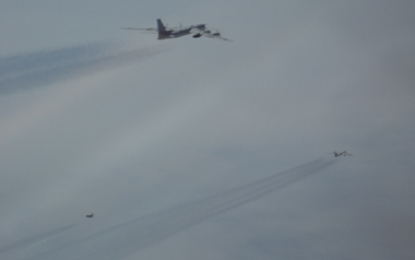 Şase avioane militare ruse, patru bombardiere strategice de tip Tu-95 şi două avioane de vânătoare de tip Su-35, escortate la distanţă de Alaska de patru avioane de tip F-22, anunţă NORAD