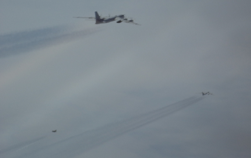 Şase avioane militare ruse, patru bombardiere strategice de tip Tu-95 şi două avioane de vânătoare de tip Su-35, escortate la distanţă de Alaska de patru avioane de tip F-22, anunţă NORAD