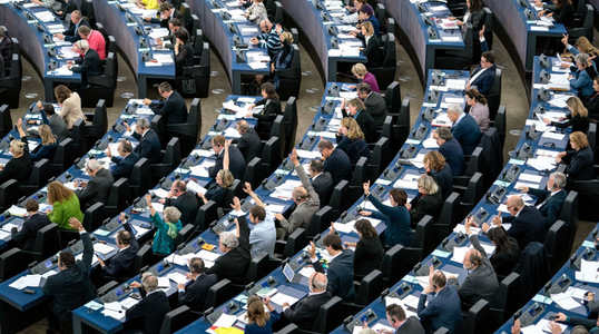AFP: Trei voturi emblematice în fractura între Europa de Est şi Europa de Vest