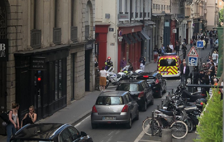 Cel puţin 13 persoane rănite la Lyon, 11 foarte uşor; un bărbat pe bicicletă, presupusul autor al atacului, căutat