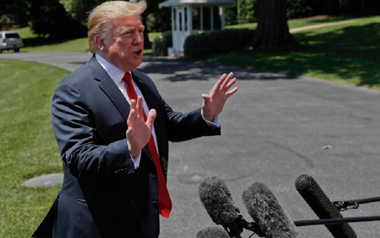 Lui Trump îi ”pare rău” de Theresa May, după anunţarea demisiei, în pofida faptului că a criticat-o pe tema gestionării Brexitului