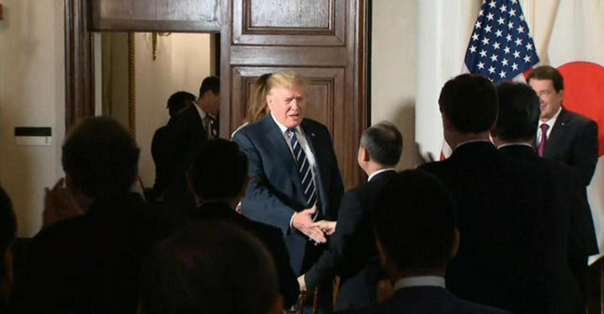 Trump îi îndeamnă pe japonezi să investească în SUA şi la echilibrarea balanţei comerciale, într-o vizită de stat în care este primit de împărat, joacă golf cu Abe şi asistă la sumo