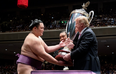 Trump relativizează, în Japonia, tiruri de rachete nord-coreene şi îşi reiterează încrederea în Kim Jong Un