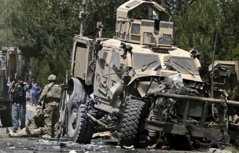 Patru afgani ucişi şi trei americani răniţi la Kabul, într-un atac sinucigaş cu maşină-capcană vizând un convoi militar străin