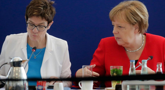 Viitorul Guvernului Merkel, în mâinile social-democraţilor