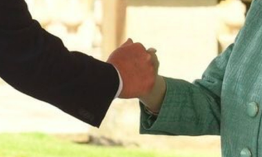 Trump nu a salutat-o pe regina Elizabeth a II-a ciocnindu-şi pumnii (fistbump)