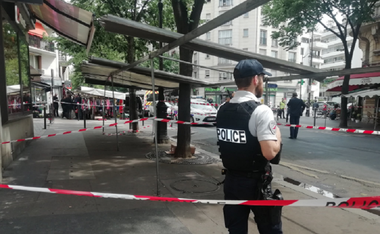 Bărbat ”neutralizat” prin împuşcare, rănit la un braţ, după ce răneşte un poliţist cu lovituri de cuţit la Paris; pista teroristă, îndepărtată