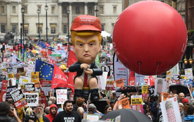 Trump, ironizat de o mulţime londoneză în plină vizită de stat
