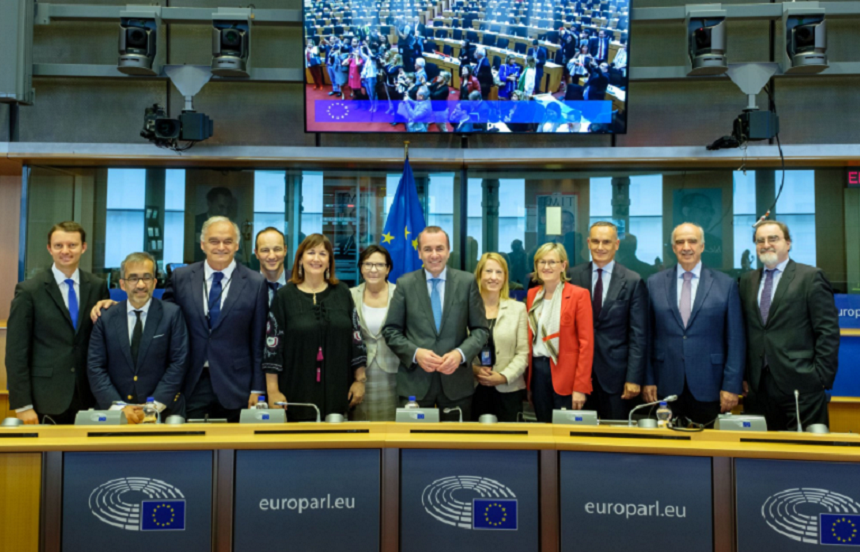 Candidatul la şefia Comisiei Europene Manfred Weber, reales la conducerea grupului europarlamentar al PPE, le cere Verzilor să-l susţină; ”Acum suntem pregătiţi să facem compromisuri” în probleme de mediu şi de modificări climatice
