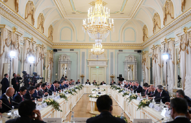 Putin încearcă, la Forumul Economic de la Sankt Petersburg, umbrit de scandalul Baring Vostok, să atragă investitori, zguduiţi de dosare judiciare