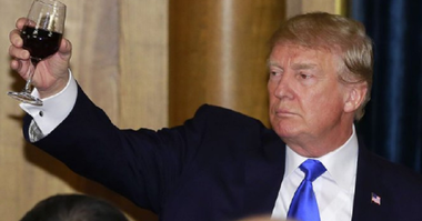 Trump ameninţă din nou să mărească taxele vamale ale vinurilor franceze