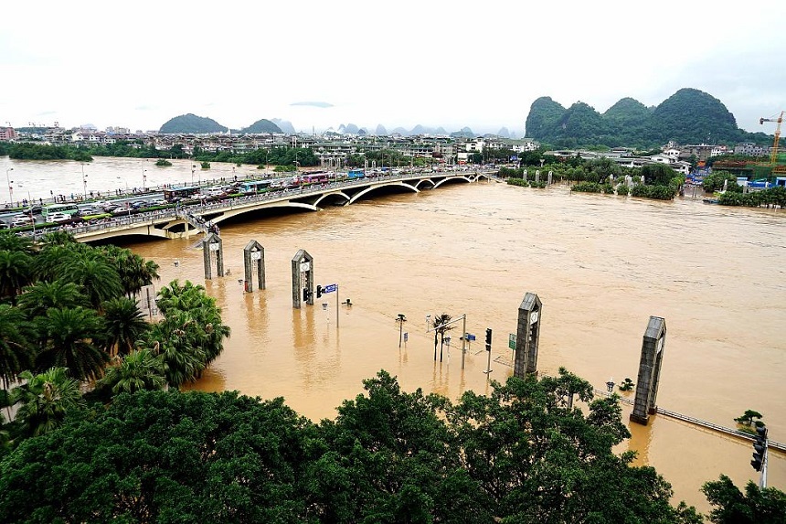 Cel puţin cinci persoane au murit iar alte câteva mii au rămas izolate în urma unor ploi torenţiale în China

