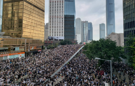 Manifestanţi paralizează Hong Kongul şi provoacă amânarea examinării controversatului proiect de lege cu privire la extrădare