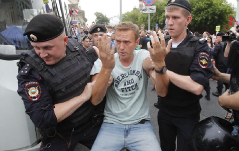 Navalnîi şi aproximativ 100 de manifestanţi arestaţi la Moscova, la un marş de susţinere a  jurnalistului Ivan Golunov