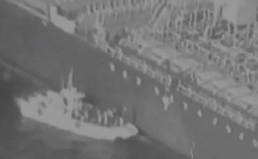 CENTCOM publică o înregistrare video alb-negru prin care acuză o patrulă iraniană că retrage o mină neexplodată”