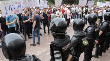 Curtea Constituţională moldoveană îşi anulează deciziile cu privire la noua putere; ”Doamne ajută!”, salută Dodon pe reţele de socializare