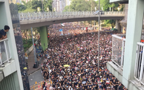 Zeci de mii de manifestanţi în stradă la Hong Kong, în pofida pasului înapoi al Guvernului; protestatari cer abandonarea proiectului legii extrădării, demisia şefei Executivului Carrie Lam şi să li se ceară scuze în urma violenţeipoliţiei