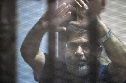 Fostul preşedinte egiptean Mohamed Morsi moare la o audiere la tribunal 