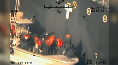 Pentagonul publică 11 fotografii despre care afirmă că incriminează Iranul în atacurile a două petroliere la Marea Oman
