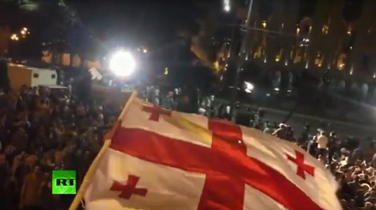 Proteste în Georgia: Protestatarii au încercat să intre în Parlament pentru a opri discursul unui parlamentar rus - VIDEO

