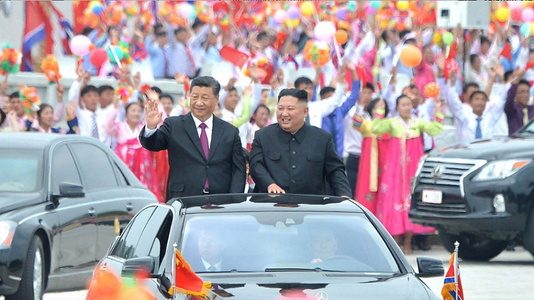 Kim Jong Un sărbătoreşte relaţia ”invincibilă” şi prietenia ”imuabilă” cu China prin vizita triumfală a lui Xi Jinping la Phenian